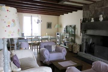 Gîte pour 10 personnes, avec balcon dans Office De Tourisme Du Pays De Murat Sud Auvergne