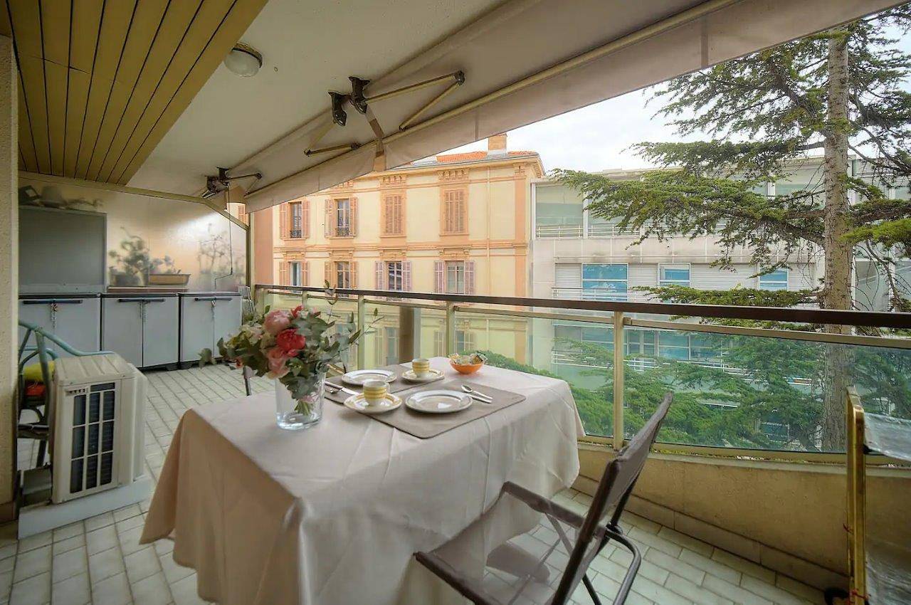 Entire apartment, One bedroom apartment in the center of Cannes walking distance to the Palais des Festivals and beach in Cannes, Mediterranean Coast (France)