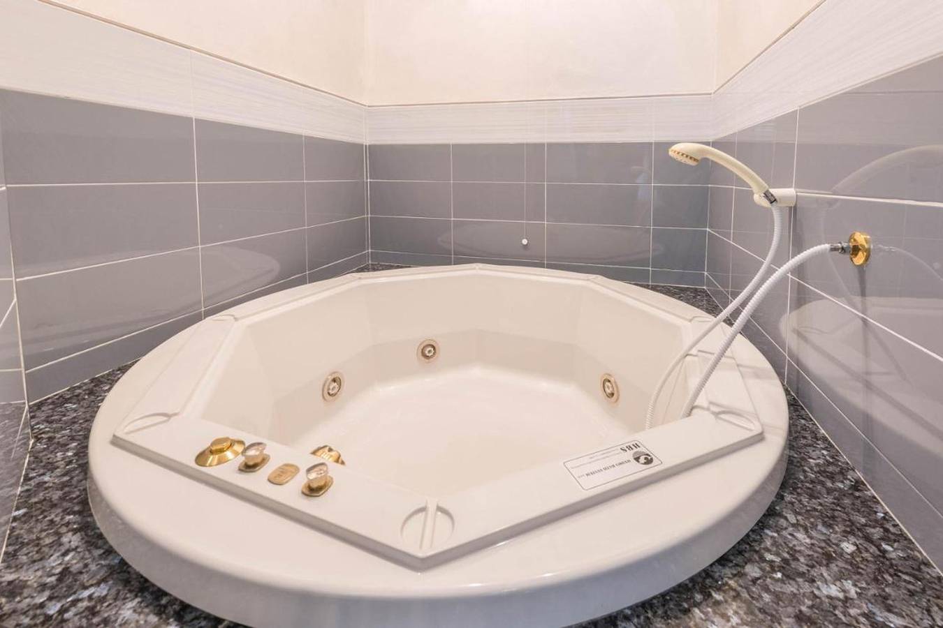 Ganze Wohnung, Casa Vacanze Baccolo - Appartamento Lucia in Polpenazze del Garda, Gardasee-Berge