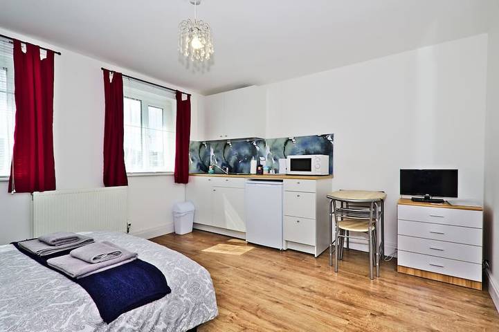 Bed and breakfast for 2 people, with yard in London
