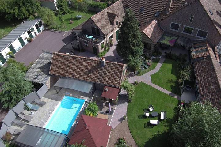 Gîte pour 2 personnes, avec jardin et piscine ainsi que jacuzzi et terrasse à Blessy