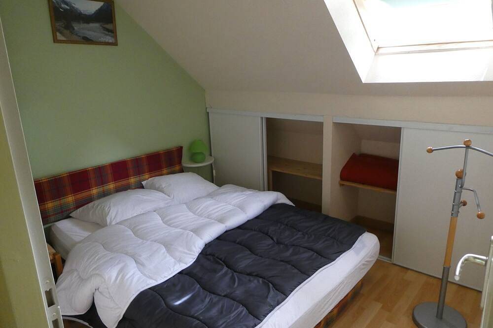 Entire apartment, Chalet Apartment T3 bright 2 bedrooms near town and ski slopes Peyrelance in Cauterets, Pyrenees National Park