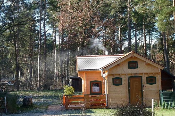 Romantisches Blockhaus in der Waldgemeinde Borkheide, nahe Berlin in Borkheide, Mittelmark