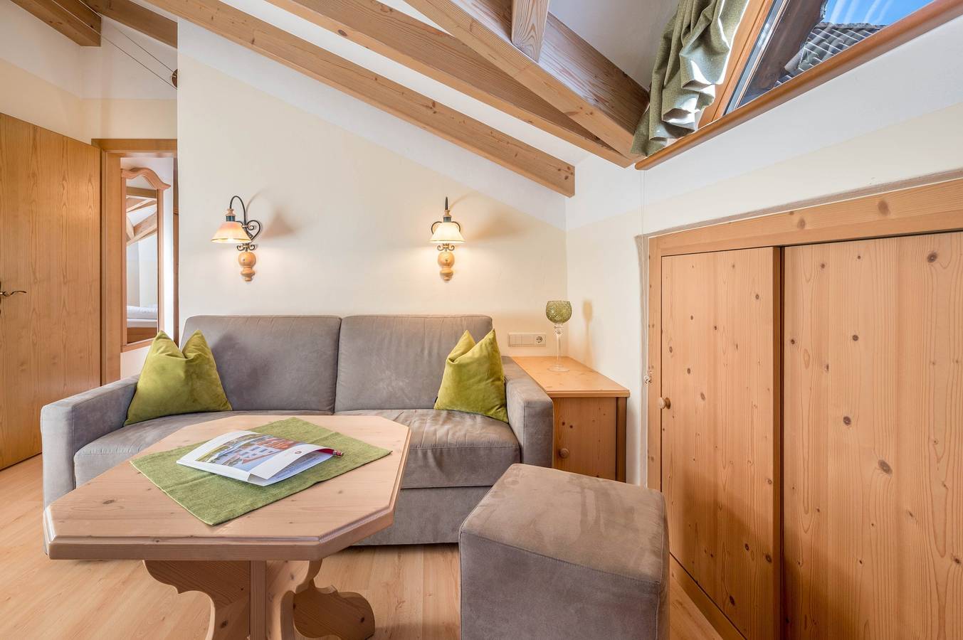 Appartement entier, Appartement de vacances "Haus zur Vogelweide App 5" avec vue sur les montagnes, balcons et Wi-Fi. in Villgratener Berge, Dobbiaco