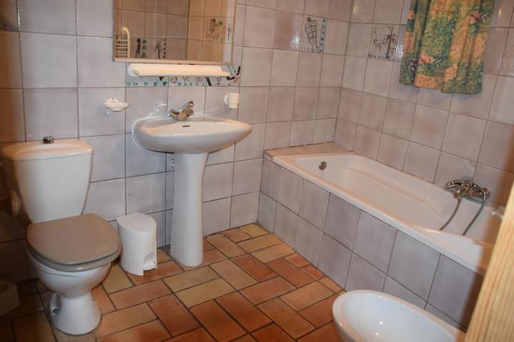 Parc de vacances pour 6 personnes, avec piscine et vue sur le lac ainsi que vue et jardin, adapté aux familles à Fontiers-Cabardès