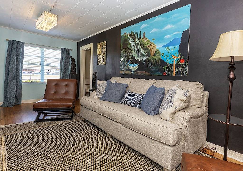 2 bedroom downstairs The Henry House and Queen pull out sofa in Bainbridge, Georgia