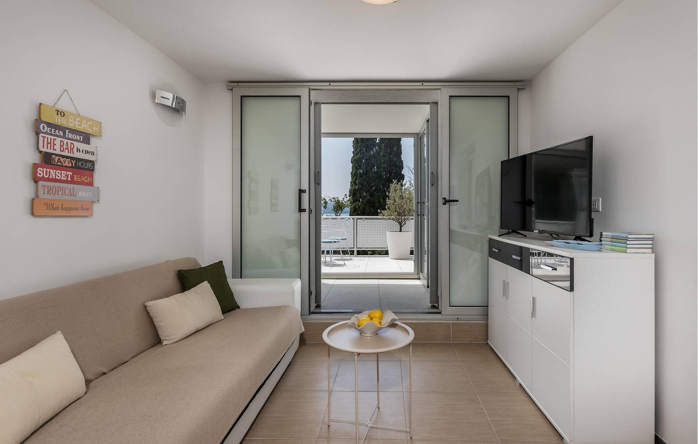 Geheel vakantieappartement, Toevluchtsoord aan zee: gezellig appartement met terras, wifi en parkeergelegenheid in Dramalj, Primorje-Gorski Kotar