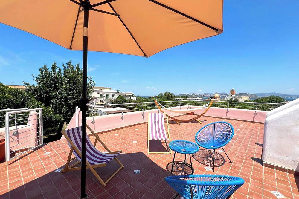 Vefià | vacation home. The terrace on the Mediterranean in Procida, Neapel Provinz