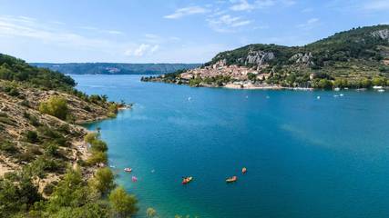 Camping pour 4 personnes, avec terrasse, animaux acceptés dans les Gorges du Verdon