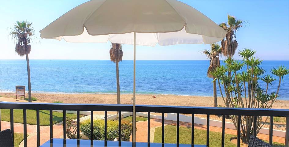 Entire apartment, Beach Front house - Full Sea view - Dona Lola Beach Resort - Marbella - Mijas in Sitio de Calahonda, Mijas