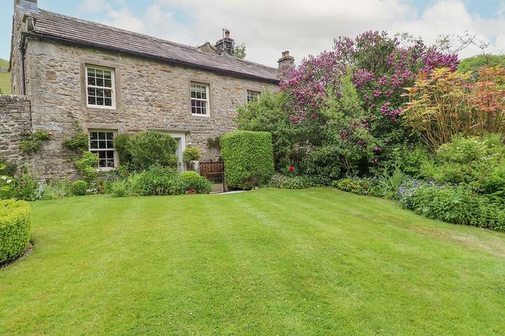 Cottage for 12 people, with hot tub and garden in Yorkshire Dales National Park