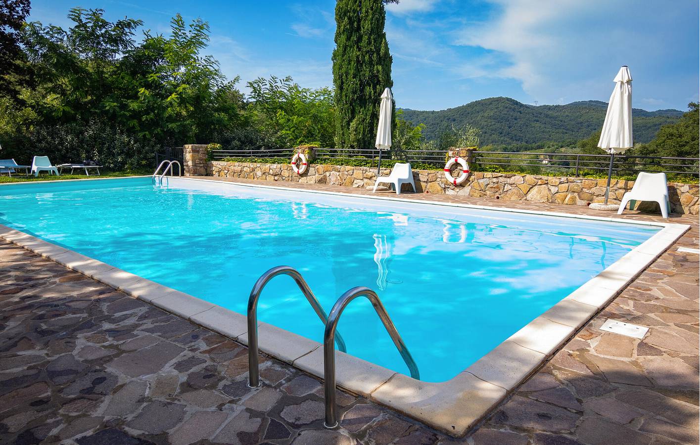 Geheel vakantieappartement, Appartement aan het zwembad bij het Dudda meer in Greve In Chianti, Chianti