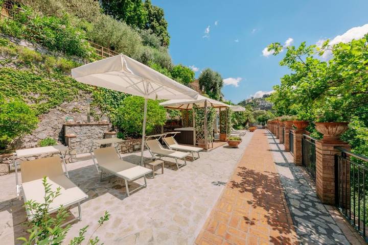 Location de vacances pour 5 personnes, avec Balcon et Terrasse ainsi que Jacuzzi et Jardin à Scala - 2
