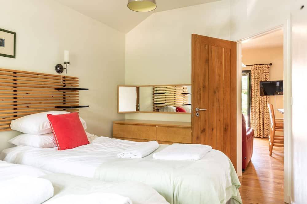 Bath & West lodge - sleeps 4/5 with private hot tub in Cheddar, Somerset