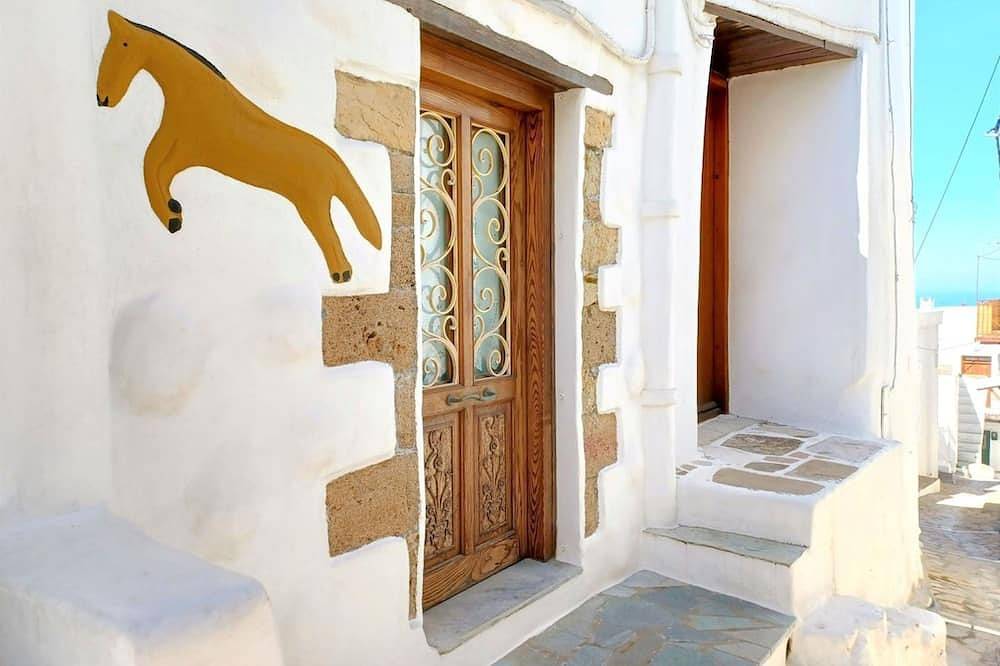 Skyros Bnb, Little Horse in Skyros Town in Skyros