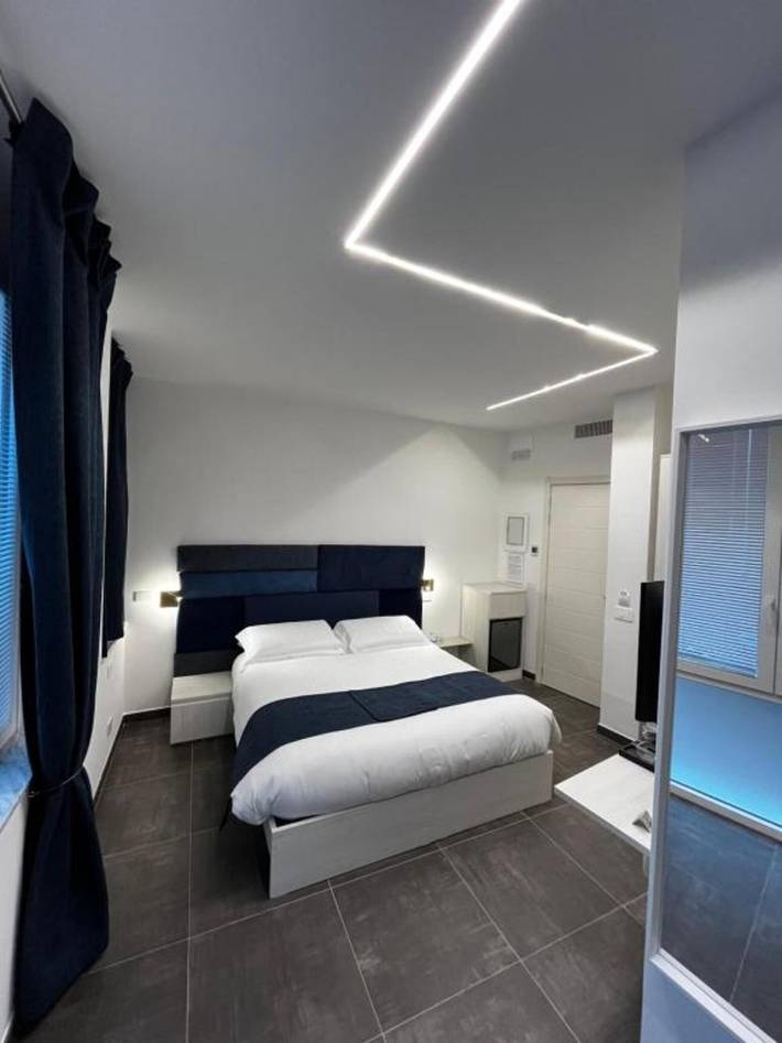 'Joyfül Accomodation Camera 3' with Wi-Fi and Air Conditioning in Bagni Castelletto beach, Finale Ligure Kommun