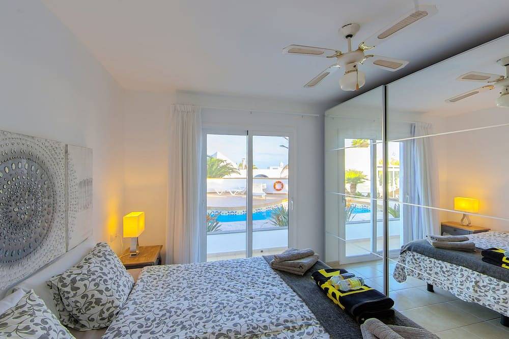 C2, en pequeño complejo con piscina climatizada comunitaria a 100m del mar in Charco del Palo, Haría