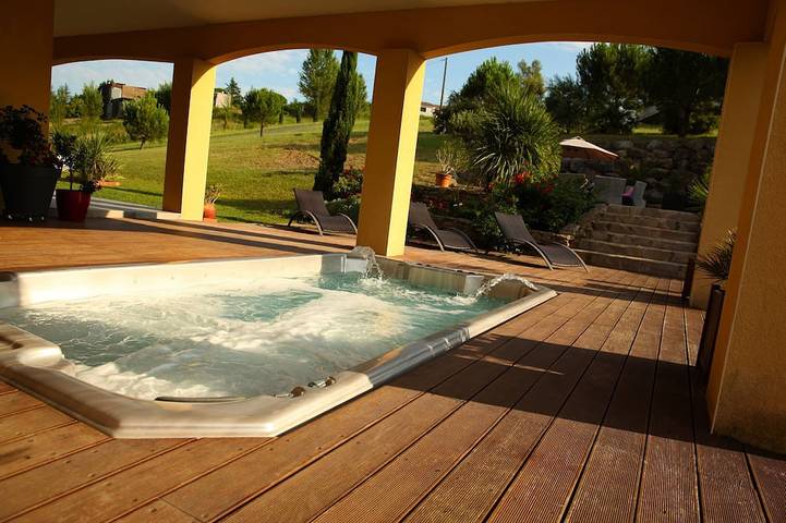 Location de vacances pour 15 personnes, avec Jacuzzi ainsi que Terrasse et Jardin à Vieille-Toulouse