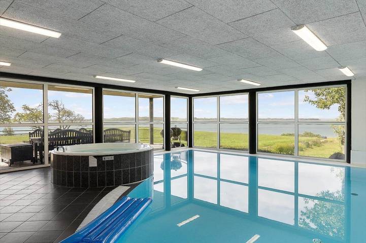 Ferienhaus für 12 Personen, mit Whirlpool und Sauna sowie Terrasse und Pool, mit Haustier - 1