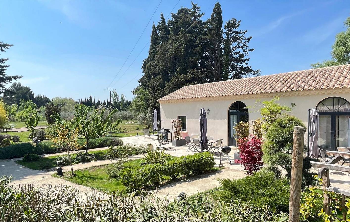 Charmante Ferienwohnung mit Pool, WLAN, Terrasse und Parkplatz in Eyragues, Arles und Umgebung
