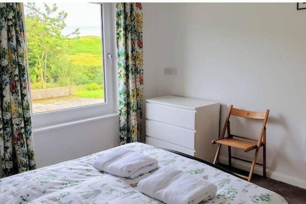 Bright 2-Bed Cottage in South Skye |Dog-Friendly Retreat Near Coast & Distillery in Bristol, South West England