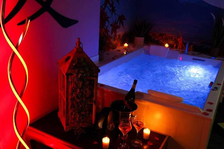 Gîte pour 2 personnes, avec sauna ainsi que jardin et jacuzzi à Barenton