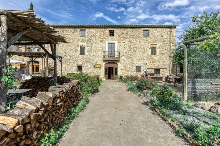 Apartamento entero, Alojamiento y desayuno 'Sant Iscle' con piscina compartida, Wi-Fi y aire acondicionado in Serra de Daró, Costa Brava