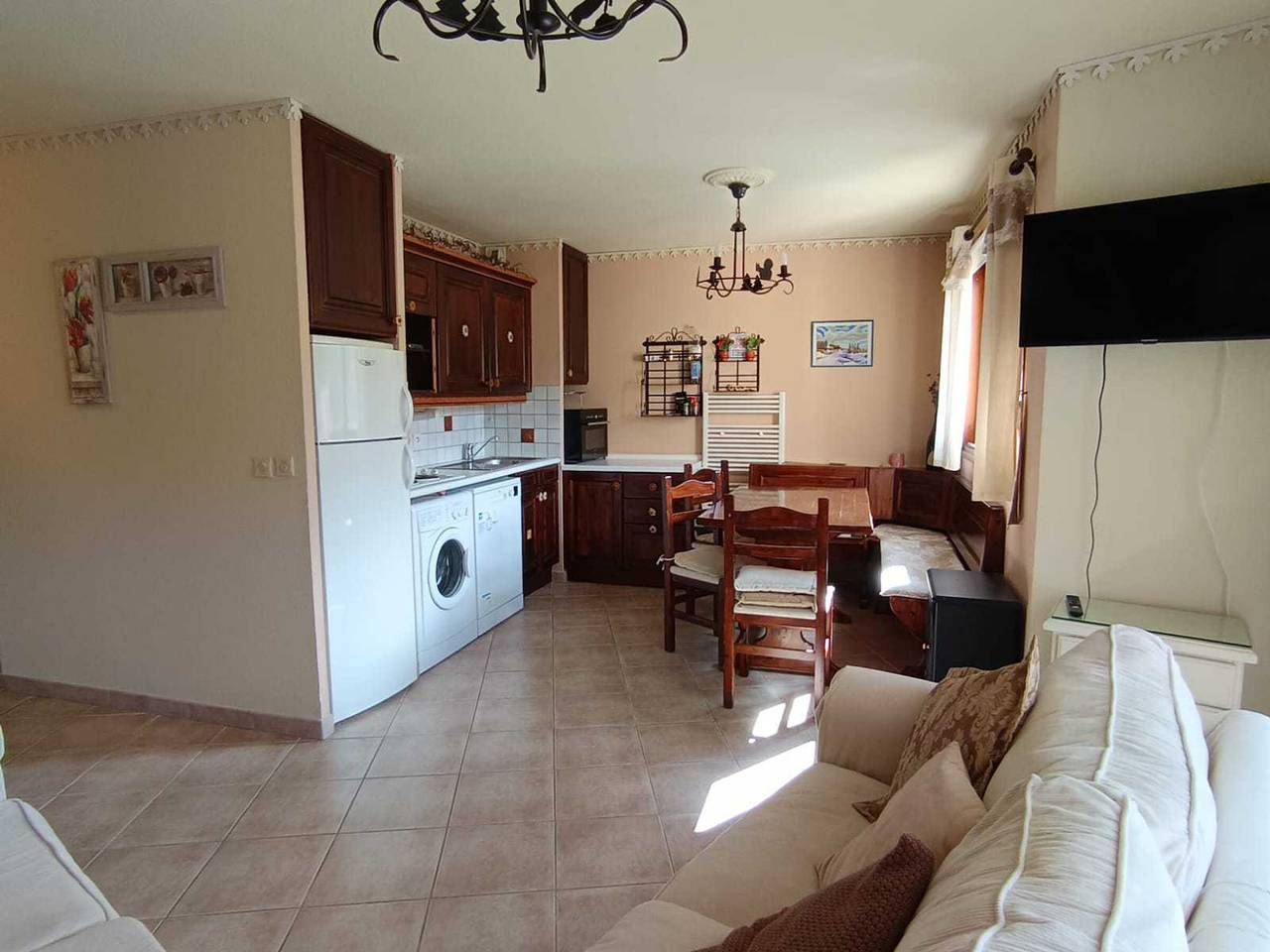Geheel appartement, Functional apartment for 5 people with pets allowed, parking and south-facing balcony in Montgenèvre, Briançon en omgeving