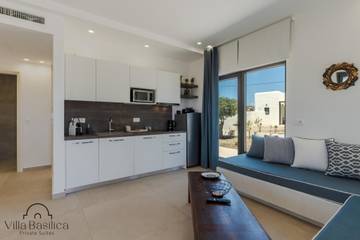 Vacation Rental for 6 Guests in Santorini, Cyclades, Picture 1