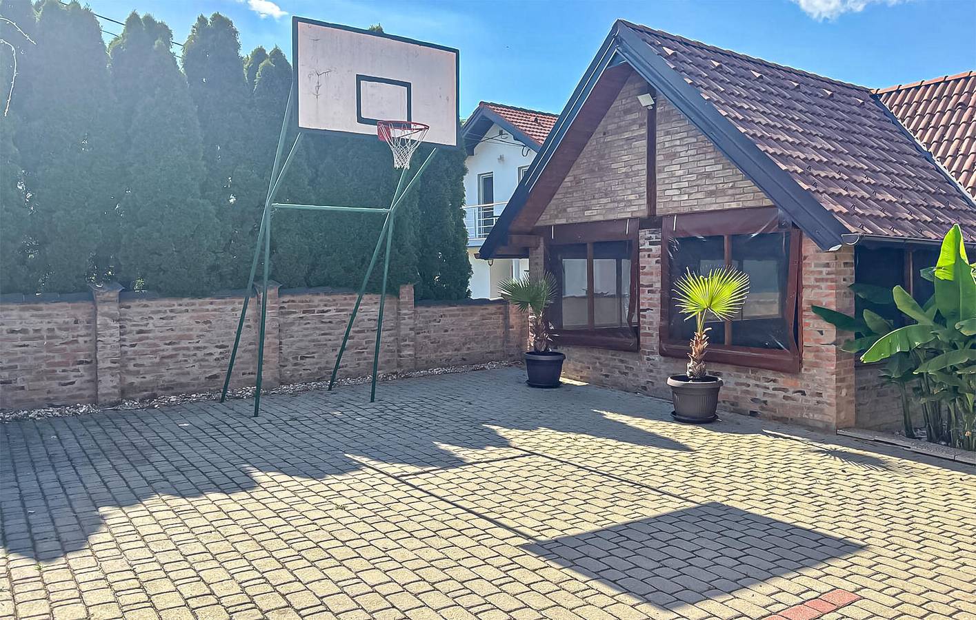 Elegante appartamento vicino al Danubio con piscina, terrazza e Wi-Fi in Osijek-Baranja
