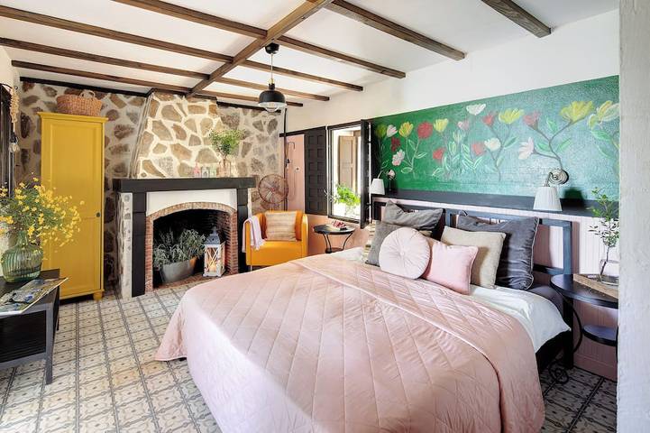 Entire apartment, Refurbished holiday apartment in an Andalusian farmhouse in The Lake District in Antequera, Málaga Province