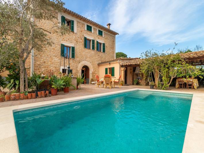 Holiday rental for 6 people, with terrace and garden as well as pool in Sóller