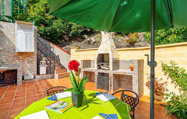 Cozy Retreat: 2.5km to Playa Burriana, AC, Parking, Terrace, Pool & WiFi in Rio Chillar, Frigiliana