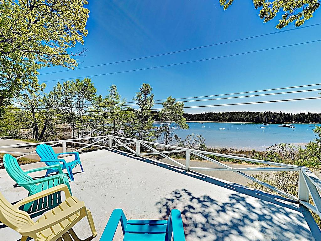 Serenity A Deck w Great View, 14 mins to Quiet Side Acadia in Hancock County