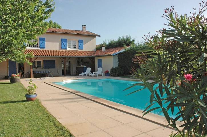 Location de vacances pour 4 personnes, avec Terrasse et Jardin ainsi que Piscine et Vue à Civrieux (Ain)