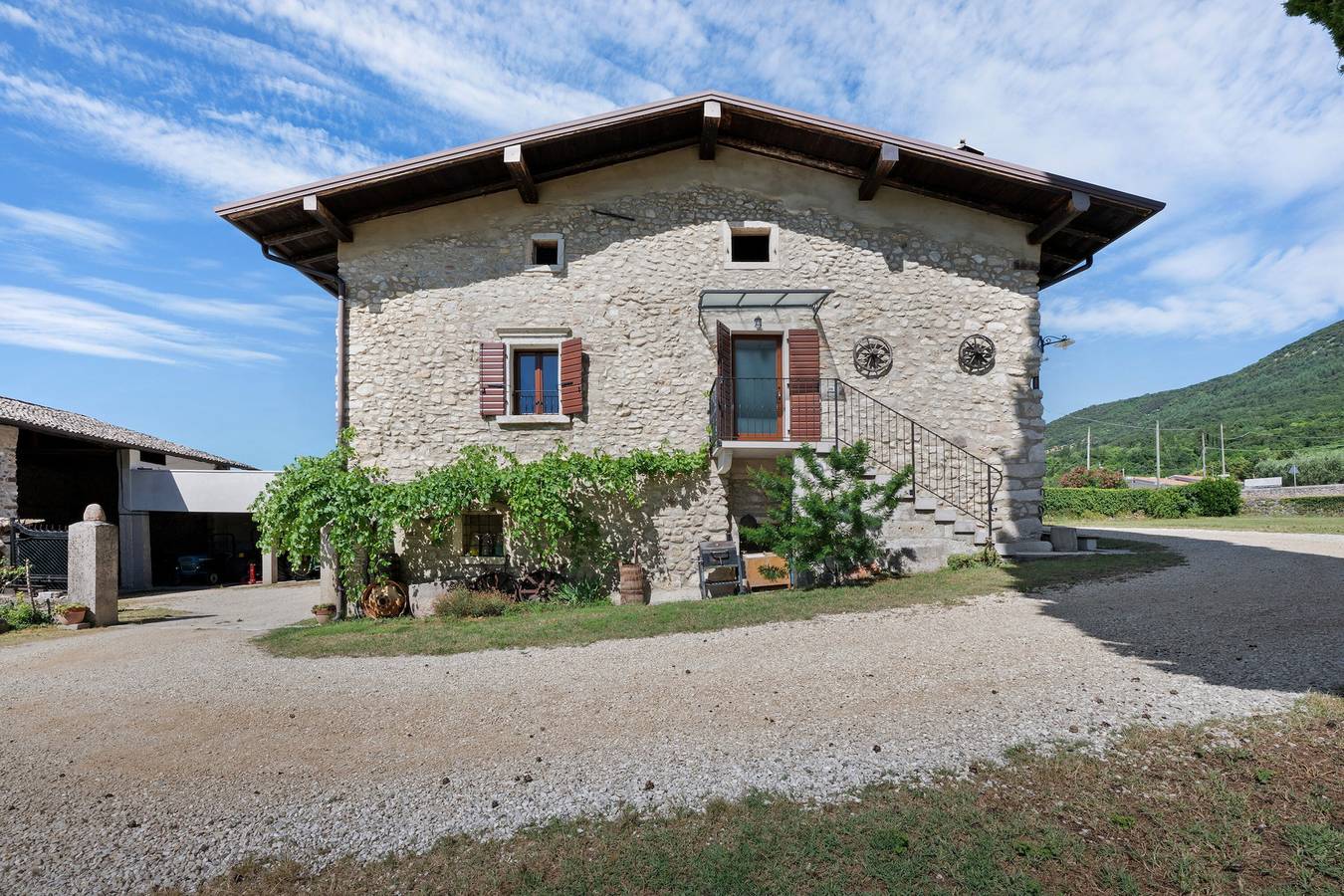 Appartamento intero, Appartamento 'Loppia' con vista sulle montagne, Wi-Fi e aria condizionata in Caprino Veronese, Prealpi Gardesane