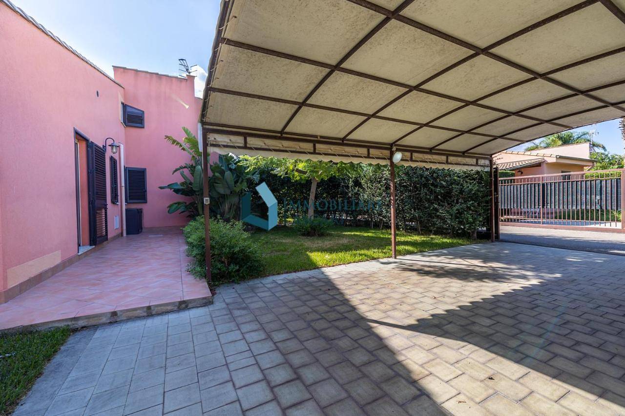 Villa Siragusa con piscina condominiale in Gorgo Lungo, Campofelice di Roccella