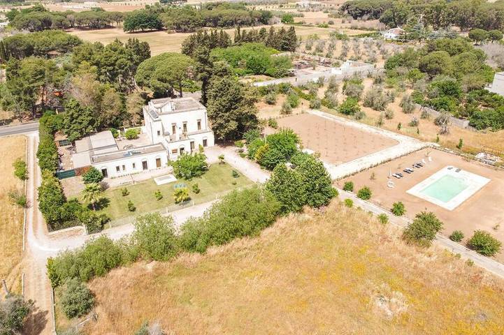 Location de vacances pour 10 personnes, avec piscine ainsi que jardin et terrasse, animaux acceptés à Cutrofiano