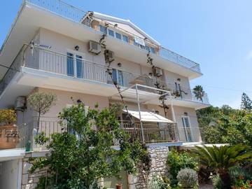 Gîte pour 4 personnes, avec jardin et vue ainsi que balcon et piscine dans Kassiopi