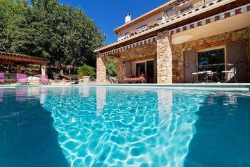 Location de vacances pour 8 personnes, avec jardin ainsi que sauna et jacuzzi, animaux acceptés à Taradeau