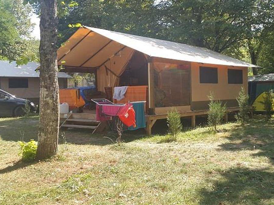 Camping Les Rives du Céou - Safarizelt 5 personen - Victoria Lodge - ohne Sanitäranlagen 20 qm in Saint-Chamarand, Quercy