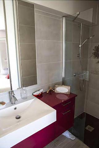 Chambre d’hôte pour 3 personnes, avec vue et piscine ainsi que jardin et terrasse dans l' Isère - 2