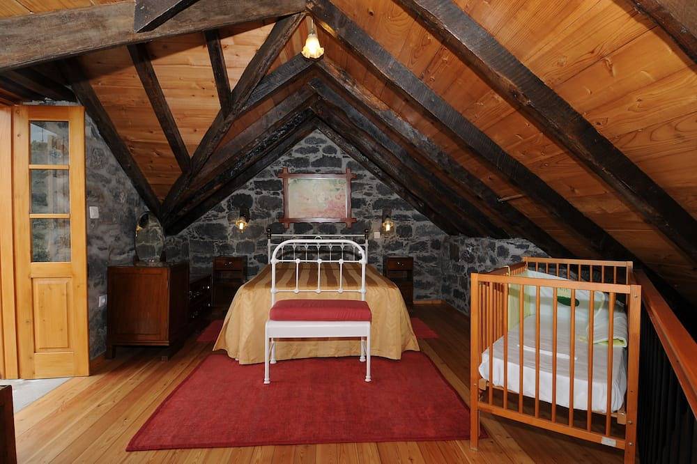 Rural Cottage in sunny Calheta with shared pool, Wifi, Bbq, Sea View in Arco da Calheta, Madeira
