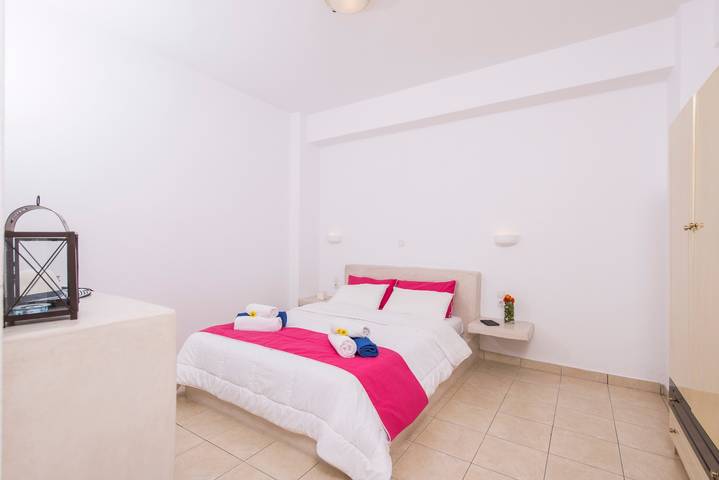 Gîte pour 4 personnes, avec balcon et piscine, adapté aux familles dans Perivolos - 3