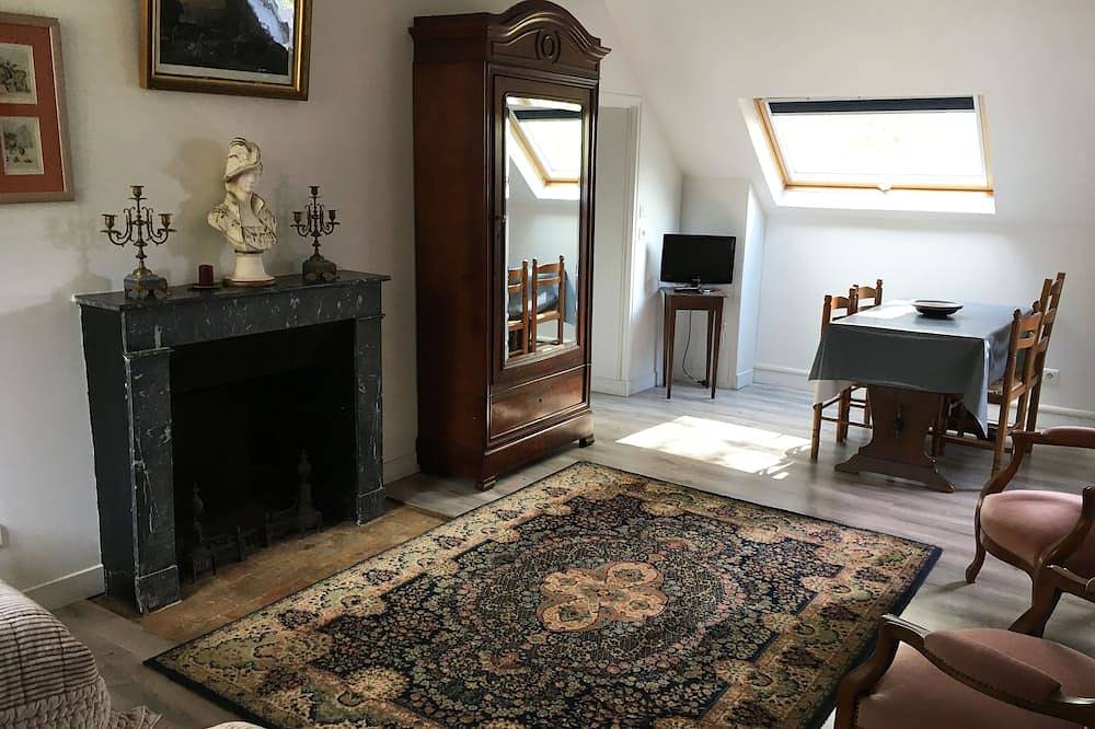 Appartement entier, The small farm apartment at Château de Chanteloup in Sillé-le-Philippe, Sarthe
