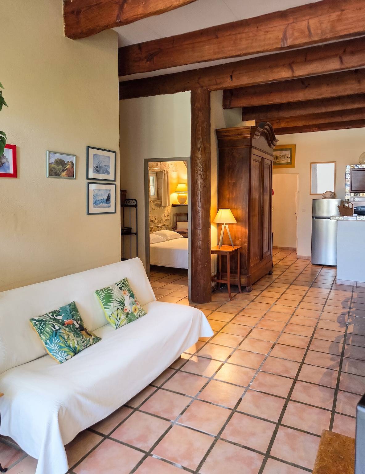 Entire apartment, Bright Apartment in Arles with Shared Pool in Albaron, Arles