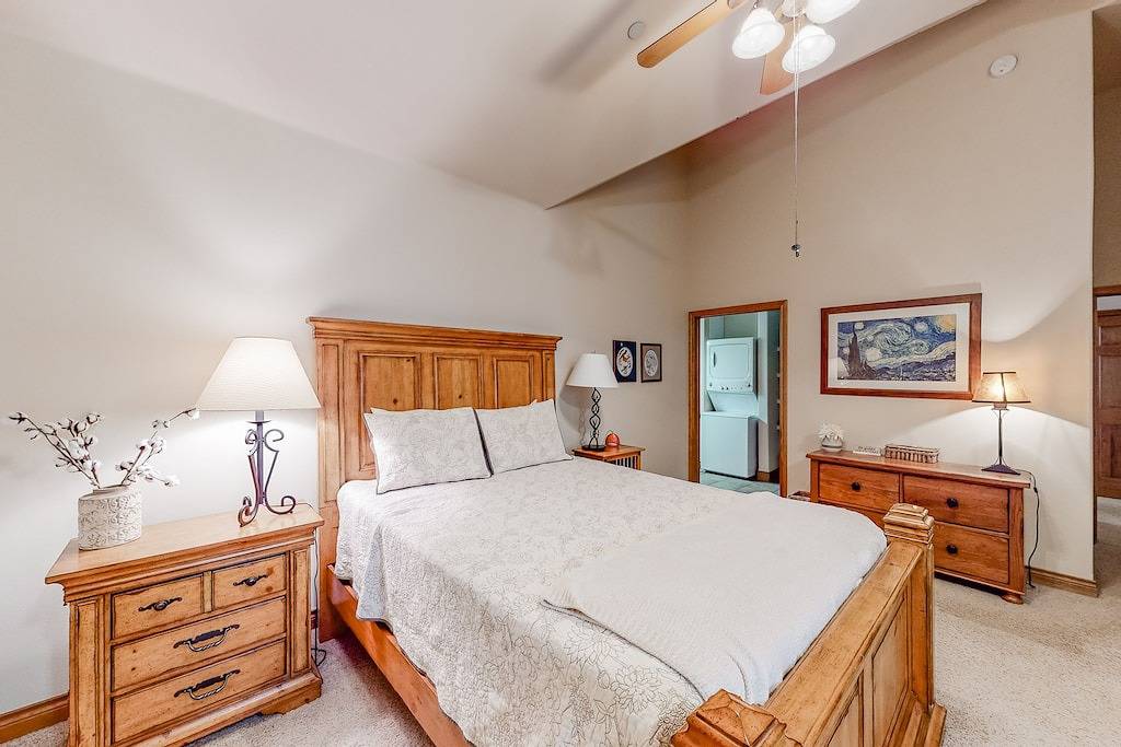 Ganze Wohnung, Spacious Condo on Blue River w/Shared Hot Tub, Water-View Balcony - Near Skiing in Silverthorne, Arapaho and Roosevelt National Forests