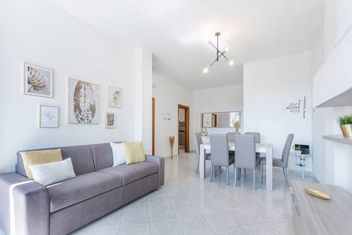 Apartamento entero, GuestHost - Bright Flat with Terrace in Ferrara, Provincia de Ferrara