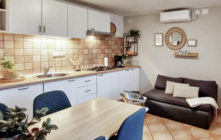 Gemütliche Ferienwohnung mit WLAN, Klimaanlage, Parkplatz und Terrasse – in der Nähe von Restaurants und dem Stadtzentrum in Sisan, Südküste Istrien