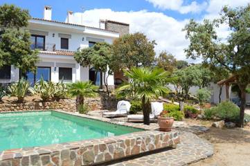 Maison de campagne pour 8 personnes, avec vue sur le lac et jardin ainsi que piscine et vue, animaux acceptés à Navahermosa